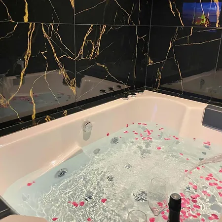 Apartment Sejour Detente A Saint-omer - Jacuzzi Prive, Terrasse, Centre-ville Et Parking Gratuit